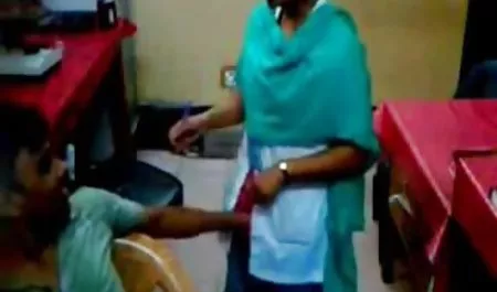 ரிலே நடனங்கள் கீற்றுகள், காட்டுகிறது porno முதிர்ந்த ஆன்லைன் இலவச அவரது மார்பகங்கள், தன் உள்ளாடைகளை ஆஃப் எடுக்கிறது