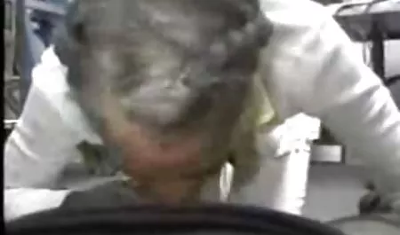 விளையாடும் பெண் படுக்கையறை முதிர்ந்த ஆபாச ரெட்ரோ