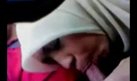 டீன் குழந்தை எல்சா வகிக்கிறது பெண்கள் 40 porn தன்னை சமையலறை